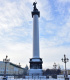 На центральной площади Петербурга Александровская колонна приобрела белый цвет